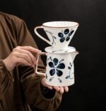 V60 Y JARRA DECANTADORA DE CERÁMICA BLANCA DECORADA CON FLORES AZULES